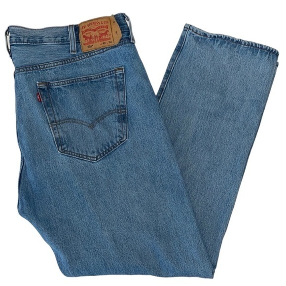 Levi’s 501 men’s 42x32 button fly blue jeans. Straight‎ fit. Excellent condition
